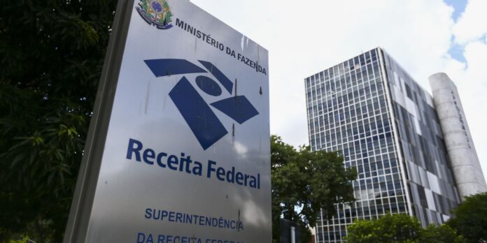 Receita paga hoje (29) o 1º lote de restituição do imposto de renda