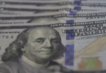 Dólar cai para R$ 5,03 com alívio geopolítico e foco nos EUA