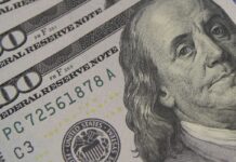 Dólar sobe a R$ 5,06, e bolsa cai com tensão global e ruído político