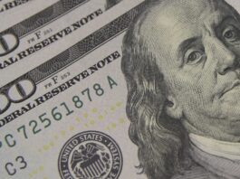 Dólar sobe a R$ 5,06, e bolsa cai com tensão global e ruído político