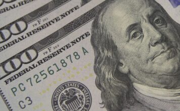 Dólar sobe a R$ 5,06, e bolsa cai com tensão global e ruído político