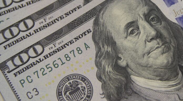 Dólar sobe a R$ 5,06, e bolsa cai com tensão global e ruído político