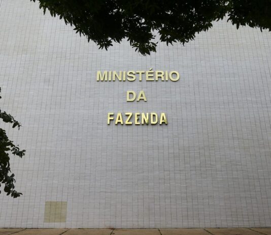 Projeção oficial de inflação sobe para 5,1%, com estouro da meta