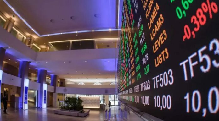 Bolsa atinge menor nível desde janeiro com exterior e tensão política