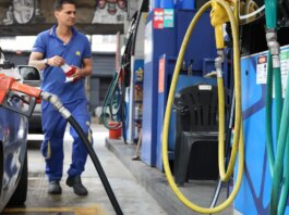 Vendas no comércio recuam 1,5% em abril, impactadas por combustíveis