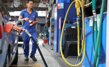 Vendas no comércio recuam 1,5% em abril, impactadas por combustíveis