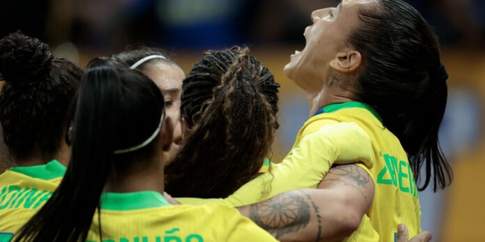 Em virada relâmpago, seleção brasileira feminina vence Estados Unidos Em virada relâmpago, seleção brasileira feminina vence Estados Unidos