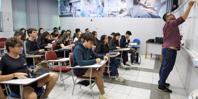 Instituições de ensino têm até 15 de junho para aderir Instituições de ensino têm até 15 de junho para aderir ao Fies