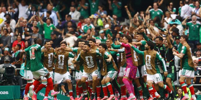 México abre Copa vencendo África do Sul em duelo com México abre Copa vencendo África do Sul em duelo com três expulsões