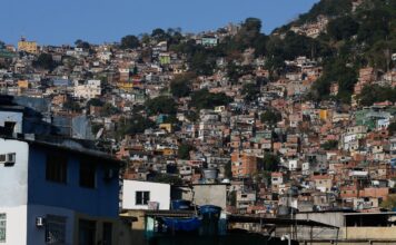 Projeto de turismo em favelas do Rio prepara rota especial para a Copa Projeto de turismo em favelas do Rio prepara rota especial para a Copa