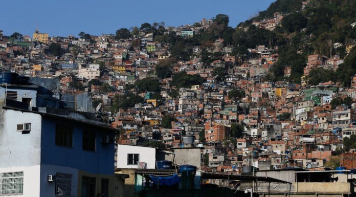 Projeto de turismo em favelas do Rio prepara rota especial para a Copa Projeto de turismo em favelas do Rio prepara rota especial para a Copa