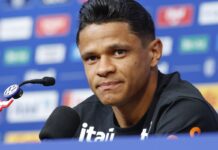 Aposta de Ancelotti, Douglas Santos explica apoio tático a Vini Jr. Aposta de Ancelotti, Douglas Santos explica apoio tático a Vini Jr.