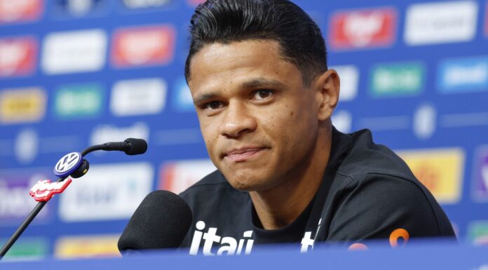Aposta de Ancelotti, Douglas Santos explica apoio tático a Vini Jr. Aposta de Ancelotti, Douglas Santos explica apoio tático a Vini Jr.