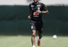 Neymar vai a campo pela primeira vez em treino da seleção brasileira Neymar vai a campo pela primeira vez em treino da seleção brasileira