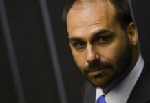 Eduardo Bolsonaro é condenado a 4 anos por coação no curso do processo Eduardo Bolsonaro é condenado a 4 anos por coação no curso do processo
