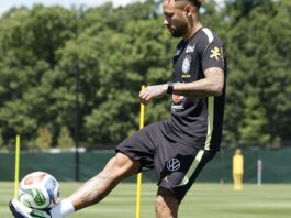 Após recuperação, Neymar em campo contra Escócia ainda é incógnita Neymar volta a treinar com a seleção a 2 dias do jogo contra o Haiti