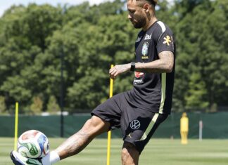 Após recuperação, Neymar em campo contra Escócia ainda é incógnita Neymar volta a treinar com a seleção a 2 dias do jogo contra o Haiti