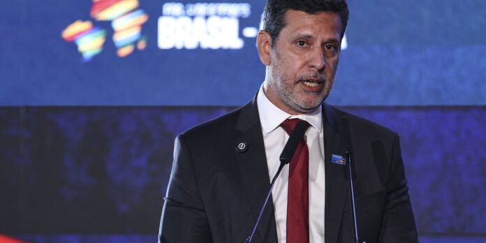 Ministro celebra queda do analfabetismo no país e fala em Ministro celebra queda do analfabetismo no país e fala em erradicação