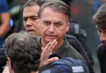 Jair Bolsonaro presta depoimento sobre arma de fogo apreendida no DF Jair Bolsonaro presta depoimento sobre arma de fogo apreendida no DF