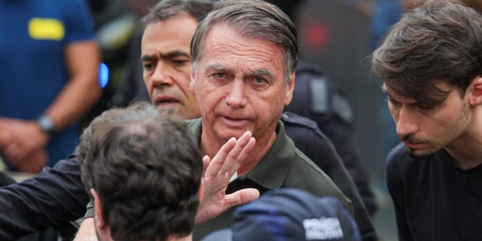 Jair Bolsonaro presta depoimento sobre arma de fogo apreendida no Jair Bolsonaro presta depoimento sobre arma de fogo apreendida no DF