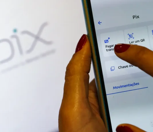 FMI elogia Pix e cobra autonomia financeira do Banco Central Celular responde por 80% das transações bancárias feitas no país