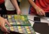Troca de figurinhas é alternativa para alto custo do álbum da Copa Troca de figurinhas é alternativa para alto custo do álbum da Copa