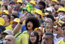 Torcedores se reúnem no centro de SP para assistir ao jogo do Brasil Torcedores se reúnem no centro de SP para assistir ao jogo do Brasil
