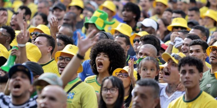 Torcedores se reúnem no centro de SP para assistir ao Torcedores se reúnem no centro de SP para assistir ao jogo do Brasil