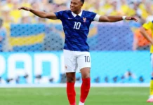 Com dois gols de Mbappé, França despacha Suécia e avança às oitavas Com dois gols de Mbappé, França despacha Suécia e avança às oitavas