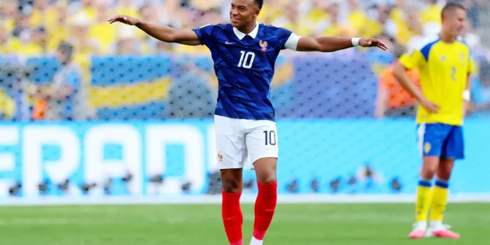 Com dois gols de Mbappé, França despacha Suécia e avança Com dois gols de Mbappé, França despacha Suécia e avança às oitavas