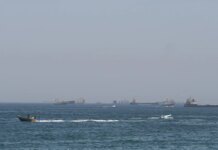 EUA lançam novos ataques ao Irã; forças iranianas fecham Ormuz