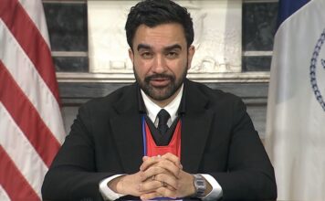Prefeito de Nova York exalta Sócrates e mobilização social no futebol