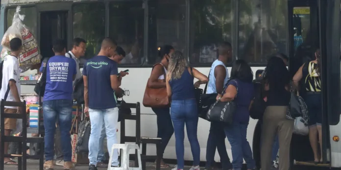 Sem acordo, rodoviários mantêm paralisação no Rio pelo terceiro dia