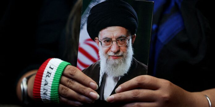 Cerimônia privada no Irã vela corpo de líder supremo Ali Cerimônia privada no Irã vela corpo de líder supremo Ali Khamenei