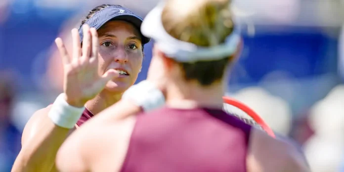 Luisa Stefani avança às oitavas de final nas duplas em Luisa Stefani avança às oitavas de final nas duplas em Wimbledon