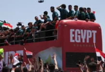 Jogadores do Egito são recebidos como heróis após atuação na Copa Jogadores do Egito são recebidos como heróis após atuação na Copa