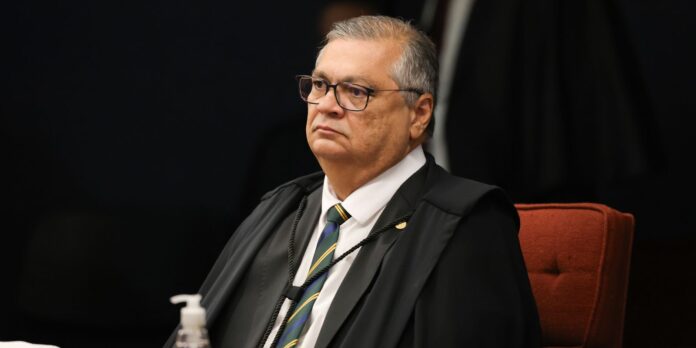 Dino determina bloqueio de R$ 119 milhões de Valdemar da Costa Neto