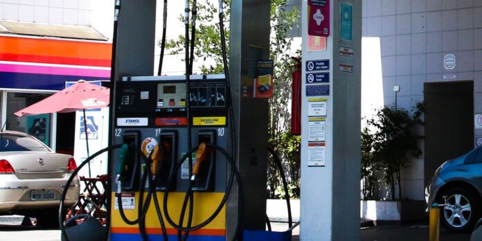 Subsídio de R$ 0,44 por litro de gasolina é estendido por mais 30 dias