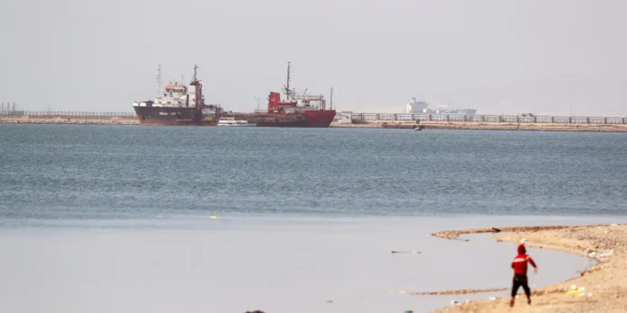 Explosões próximas ao Canal de Suez reacendem tensões no Oriente Médio