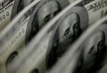 Dólar sobe para R$ 5,11, e bolsa fica estável, apesar de tensão global