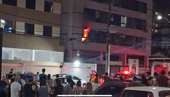 incendio-atinge-predio-em-costa-azul-e-assusta-mor0133509500202607082152.jpg