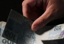 Trabalhadores nascidos em setembro e outubro recebem abono salarial