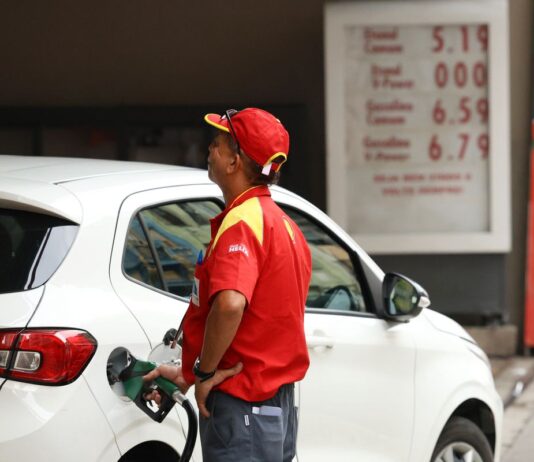 Aumento de etanol na gasolina divide opiniões sobre impacto em carros