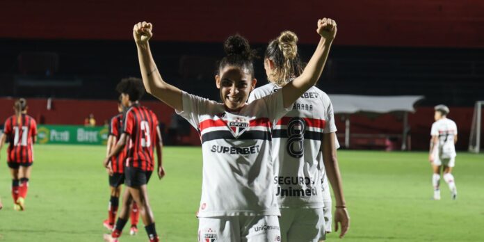 São Paulo vence Vitória e assume liderança do Brasileirão Feminino São Paulo vence Vitória e assume liderança do Brasileirão Feminino
