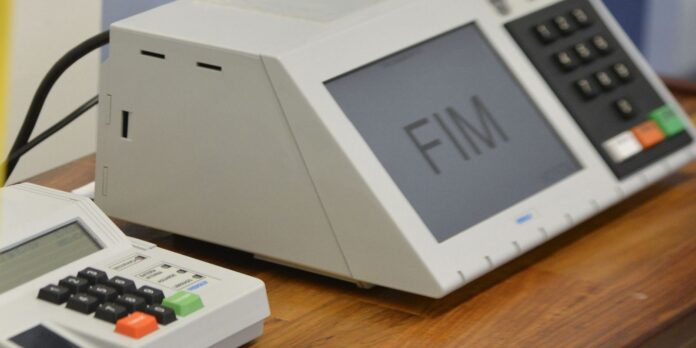 Urnas eletrônicas começam a ser enviadas para municípios em MG Urnas eletrônicas começam a ser enviadas para municípios em MG