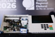 Urna eletrônica é aberta em transmissão ao vivo pela primeira vez Urna eletrônica é aberta em transmissão ao vivo pela primeira vez
