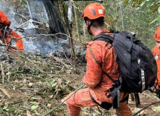 Quatro pessoas morrem em queda de helicóptero no Rio de Janeiro Quatro pessoas morrem em queda de helicóptero no Rio de Janeiro
