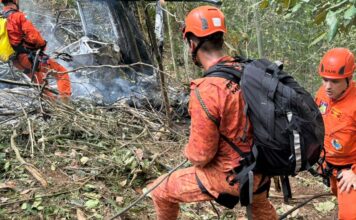 Quatro pessoas morrem em queda de helicóptero no Rio de Janeiro Quatro pessoas morrem em queda de helicóptero no Rio de Janeiro