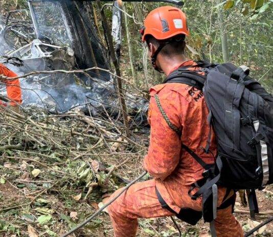 Quatro pessoas morrem em queda de helicóptero no Rio de Janeiro Quatro pessoas morrem em queda de helicóptero no Rio de Janeiro