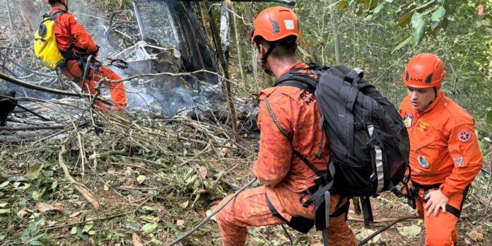Quatro pessoas morrem em queda de helicóptero no Rio de Quatro pessoas morrem em queda de helicóptero no Rio de Janeiro